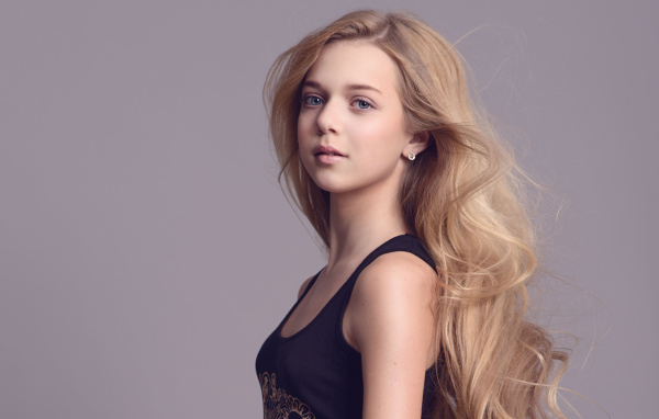 Красивая нежная молодая девушка блондинка с длинными волосами  