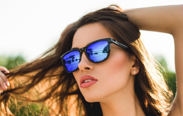 Красивая молодая шатенка в солнечных очках