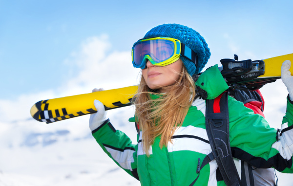 Красивая молодая девушка спортсменка сноубордистка