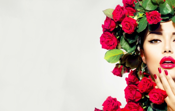 Красивая молодая девушка с венком из красных роз на голове
