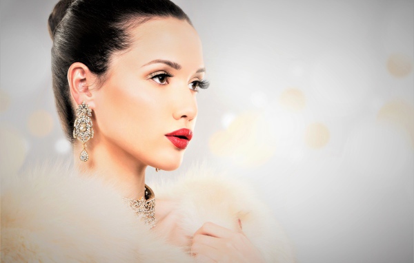 Красивая молодая девушка с красивыми украшениями и в шубе