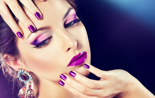 Красивая молодая девушка с фиолетовым макияжем