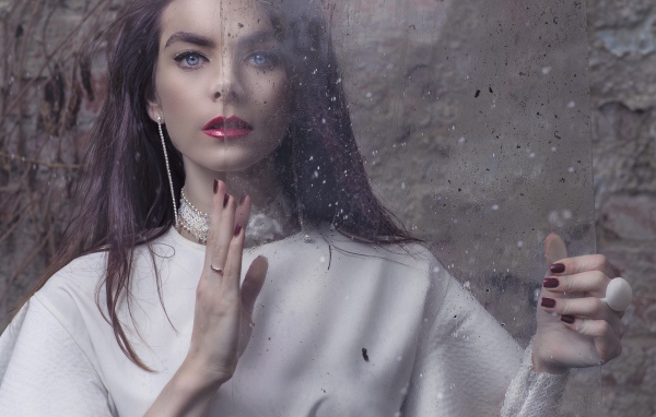 Голубоглазая брюнетка со стеклом в руках