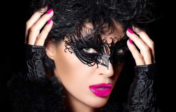Брюнетка с ярким макияжем в черной маске на глазах