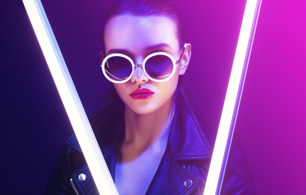 Брутальная девушка в очках в неоновом свете