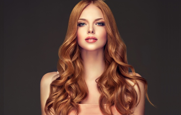 Очаровательная девушка с длинными волосами