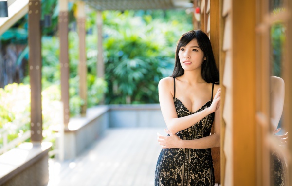 Нежная девушка азиатка в черном платье 