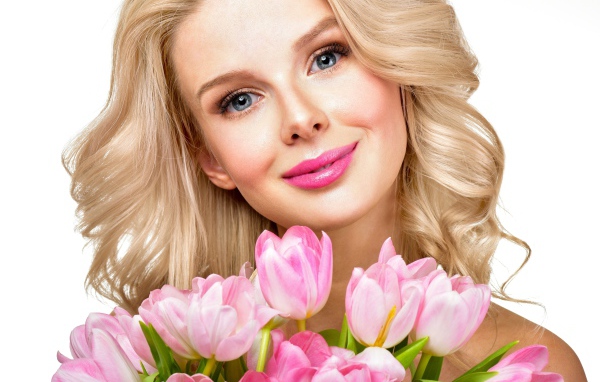 Нежная блондинка с букетом розовых тюльпанов