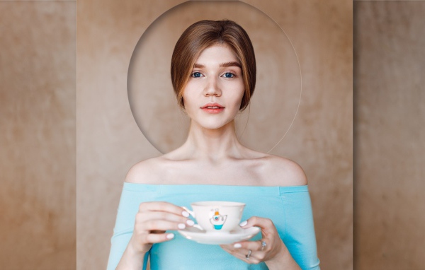 Нежная голубоглазая девушка с чашкой 