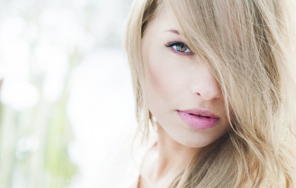 Нежная кареглазая девушка с длинными белыми волосами