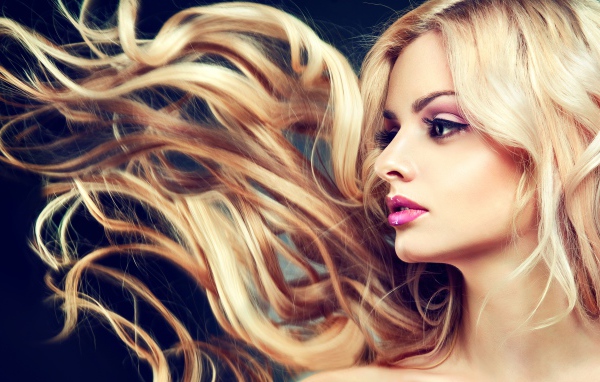 Эффектная длинноволосая блондинка с макияжем