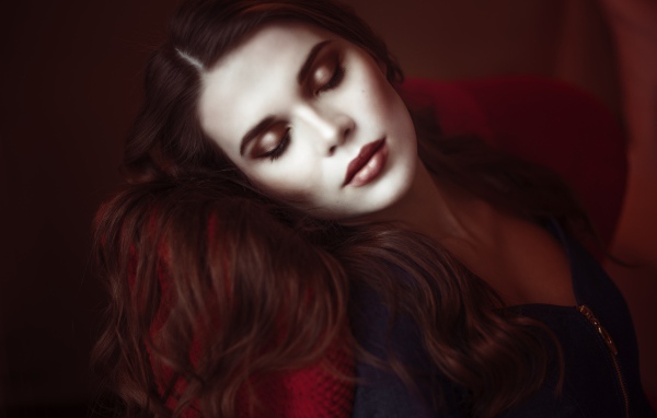 Нежная девушка спящая красавица