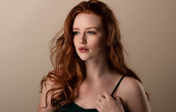 Нежная молодая рыжеволосая девушка