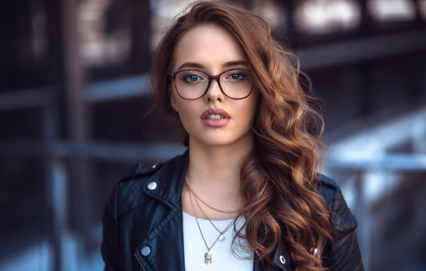 Девушка в черной куртке в очках 