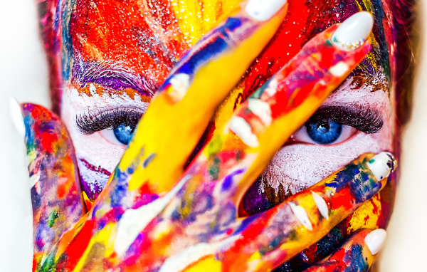 Девушка с разрисованным краской лицом