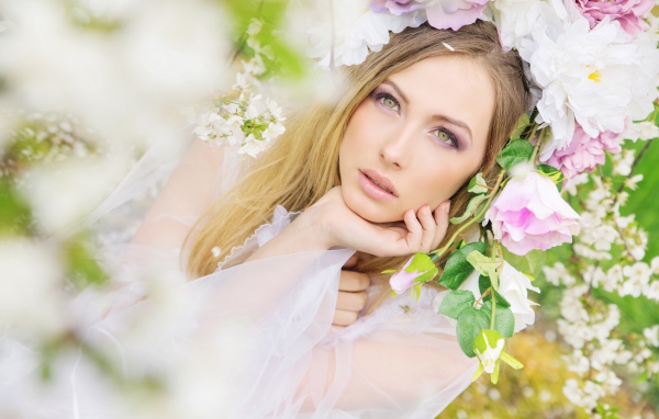 Зеленоглазая девушка в цветах розы