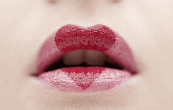 Сердце нарисовано губной помадой на губах 