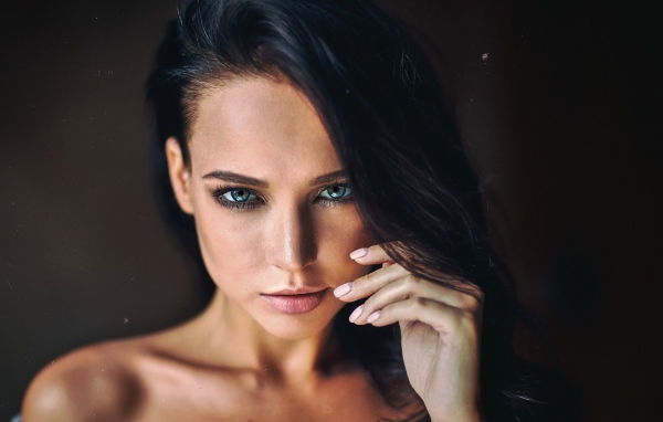 Горячая брюнетка с красивыми глазами