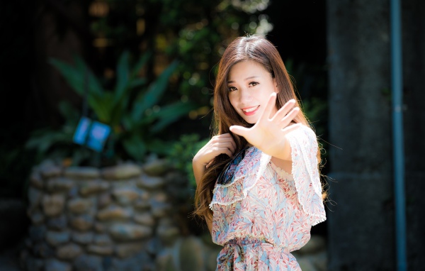 Милая девушка азиатка в летнем платье