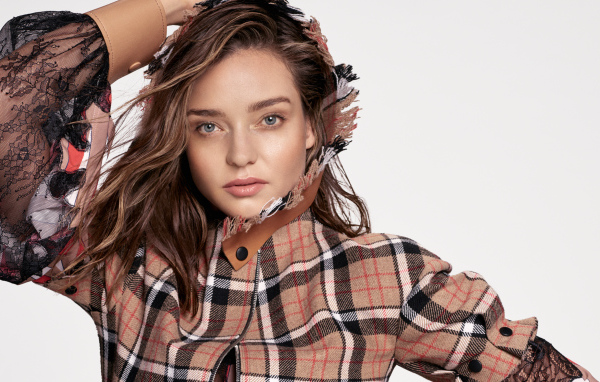 Модель Миранда Керр на белом фоне