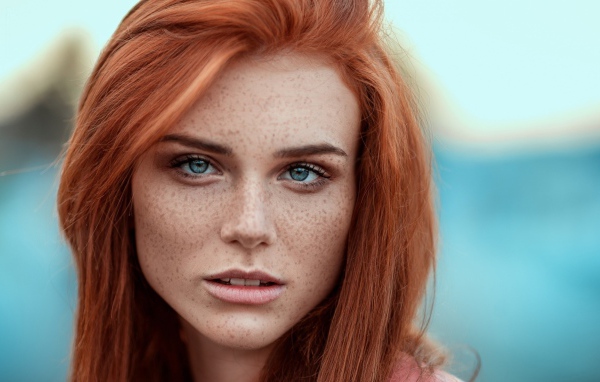 Рыжеволосая девушка голубоглазая девушка с веснушками 