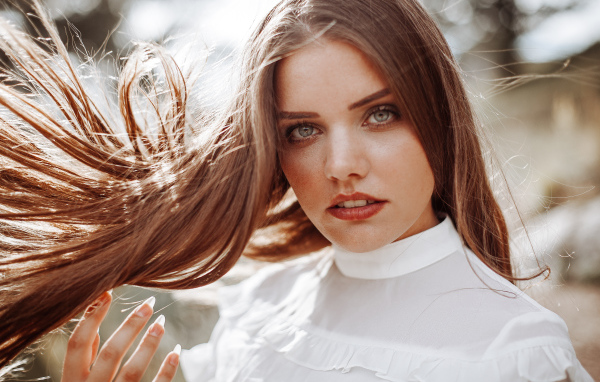 Рыжеволосая девушка с распущенными длинными волосами