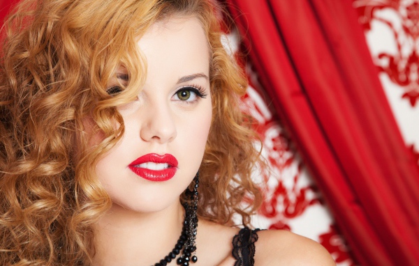 Рыжеволосая зеленоглазая девушка с красными губами