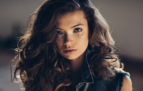 Грустная шатенка в жилетке 