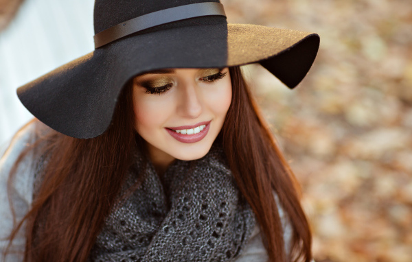 Улыбающаяся шатенка в большой черной шляпе