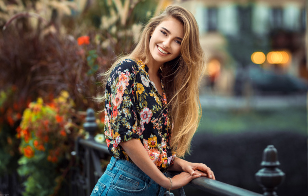 Улыбающаяся девушка с длинными волосами