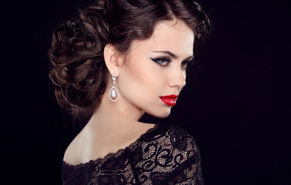 Эффектная брюнетка с ярким макияжем в черном платье