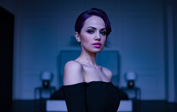 Стильная голубоглазая девушка с красивым макияжем