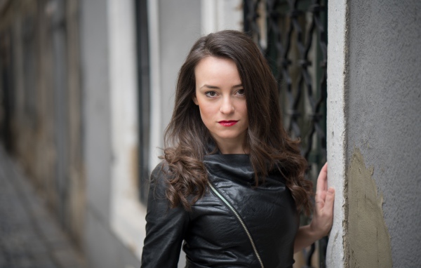 Стильная девушка брюнетка в черной кожаной куртке