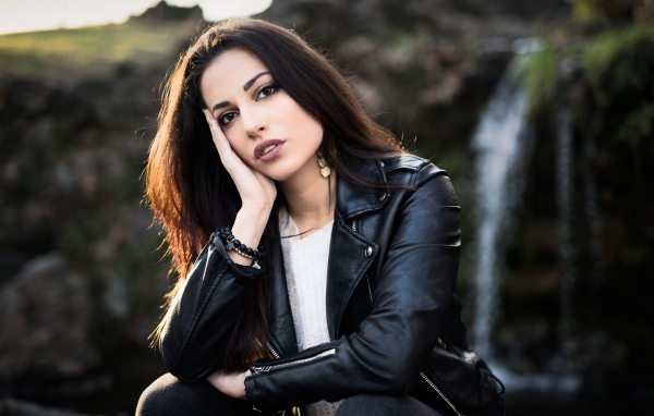 Стильная брюнетка в черной кожаной куртке