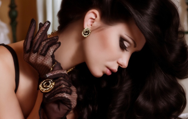 Стильная длинноволосая брюнетка с дорогими украшениями