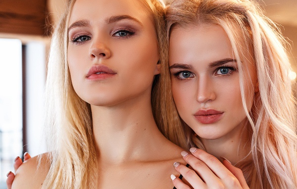 Две красивые голубоглазые девушки близняшки 