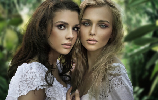 Две красивые девушки в белых платьях