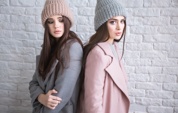 Две молодые девушки в теплых шапках 