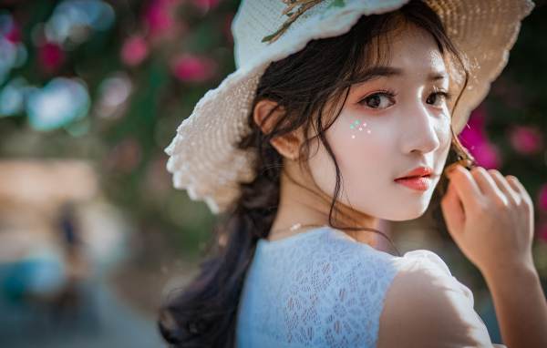 Молодая азиатка с соломенной шляпе 