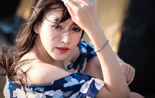 Молодая азиатка в лучах солнца