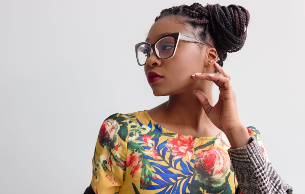 Молодая красивая темнокожая девушка в очках 