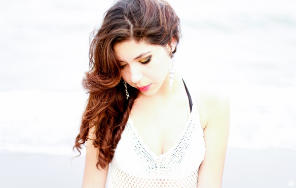 Молодая красивая девушка в белом