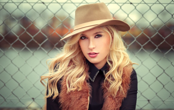 Молодая блондинка в шляпе