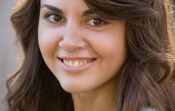 Молодая кареглазая брюнетка с очаровательной улыбкой