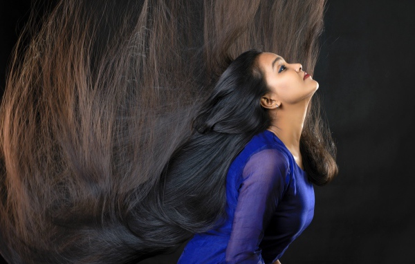 Молодая девушка брюнетка с длинными волосами 