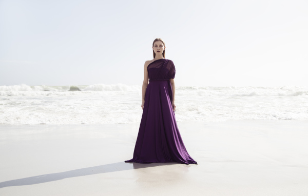 Молодая брюнетка в красивом фиолетовом платье