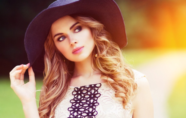 Молодая девушка в большой черной шляпе