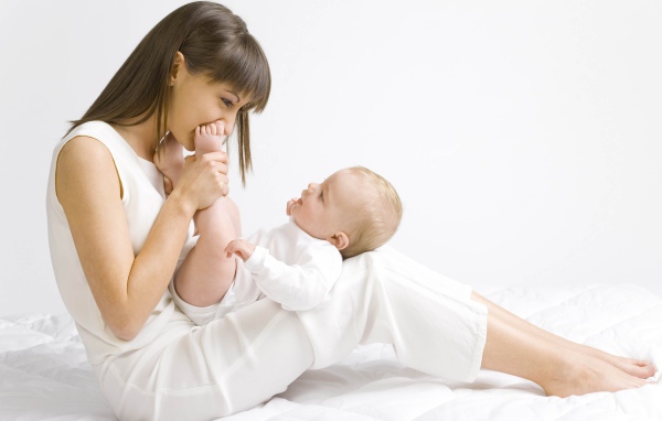 Молодая девушка в белом с младенцем