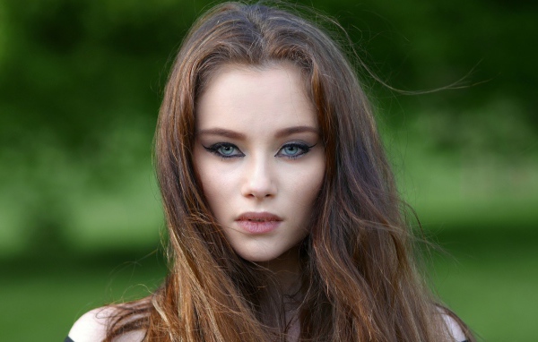 Молодая девушка с красивыми накрашенными глазами 