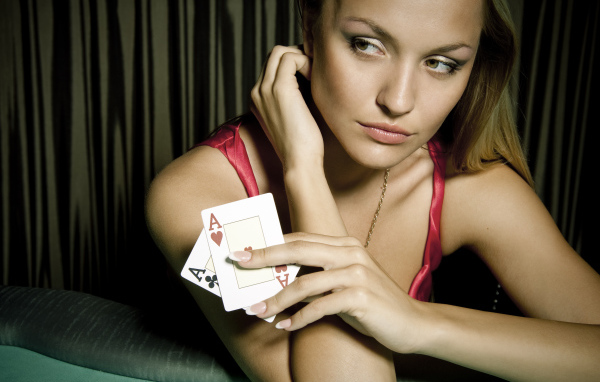 Молодая девушка с двумя тузами в руке